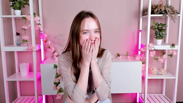 Cute Chaturbate girl reaganprigg smiling shyly in pink room