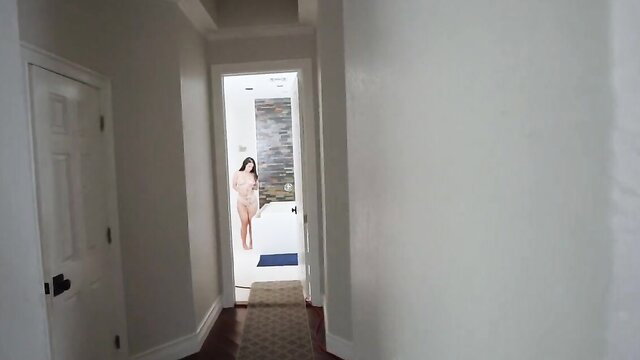 Katrina Jade nude in hallway, alluring cougar seductress