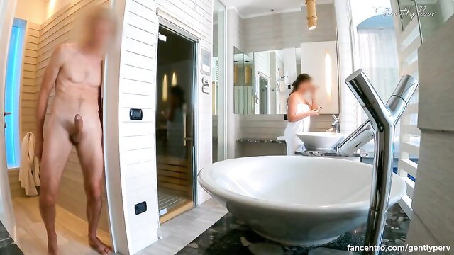 Risky nude handjob in spa sauna by blurred couple