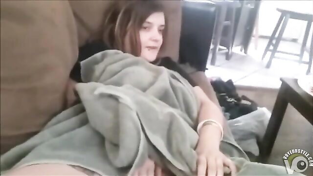 Brunette amateur babe mutual masturbation on couch at home