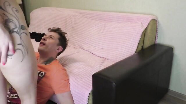 Russian amateur cougar facesitting on guy, tattooed thick thigh smothering