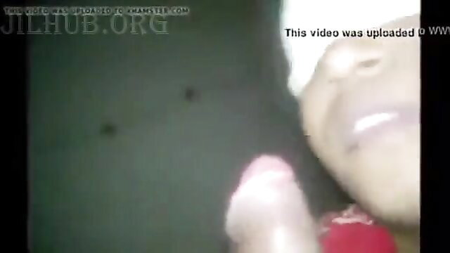 Sri Lankan aunty Sulli sucking cock closeup