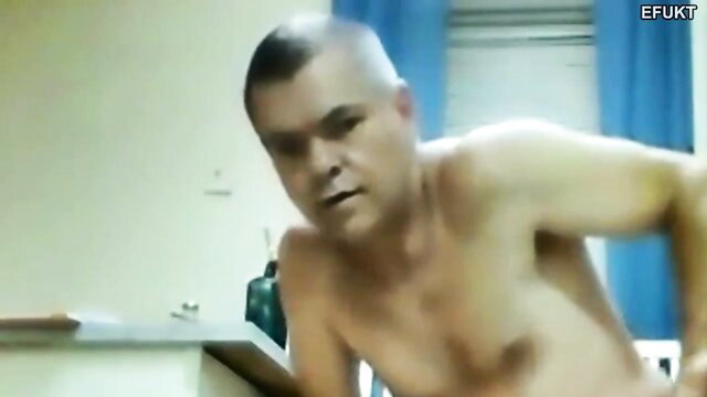 Bald buff white guy nude in cam fail thumbnail from eFukt Camtastrophes