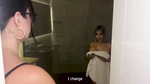 Sexy Lalin MILF with round tits licks curvy blonde's wet pussy in bath