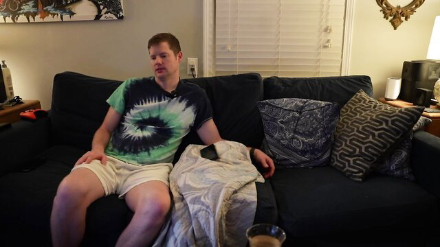 Peachespunkins chillin on couch in tie dye shirt and shorts Chaturbate