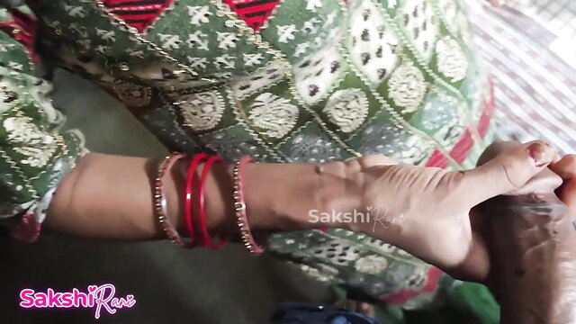 Sakshiraniii Desi Bhabi feet tease in green saree bangles