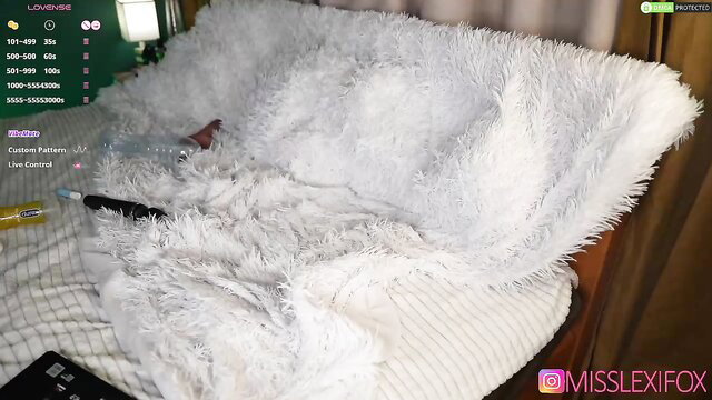 Alexiafoxmodel fingers wet pussy on Chaturbate live