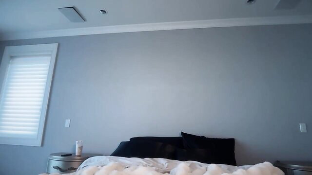 Avaowenss sexy big ass on bed in Chaturbate amateur show