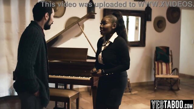 Curvy black realtor MILF in tight dress chats with client