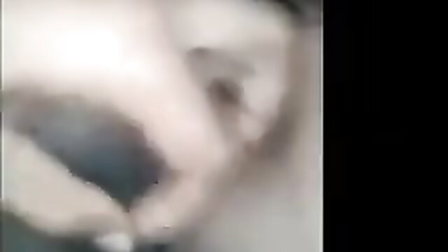 Blurry closeup of Mallu married aunty sucking BF cock in affair vid