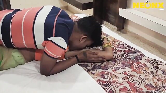 Deshi bhabi gets fucked by guy on bed in missionary style