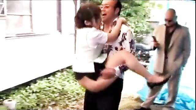 Japanese mafia holds tiny office lady in sexy carry outdoors