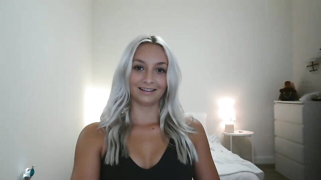 Aspenaries blonde new model smiling in tank top Chaturbate show