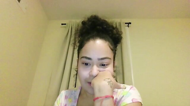 Ellibell26 curly haired Latina closeup face tease Chaturbate cam