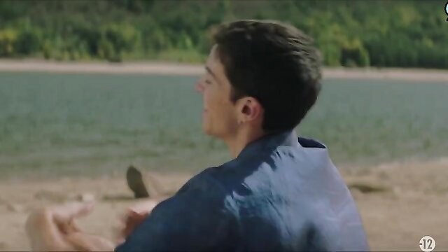 Amaia Aberasturi profile view on beach, nude tits hinted in La edad de la ira threesome