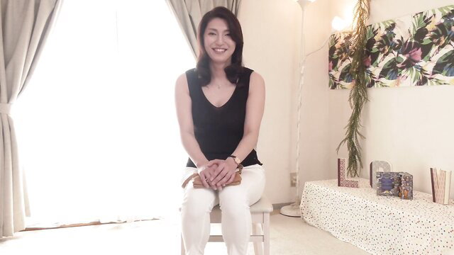 Saki Oishi smiling in first shoot, elegant married woman amateur JAV