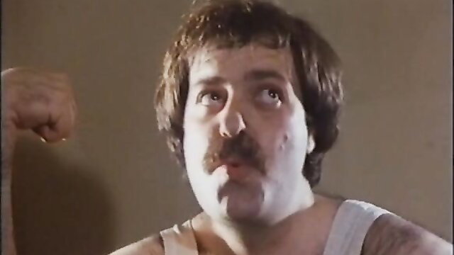 Muscular vintage hunk flexing in tank top, 1984 Sapore di zia