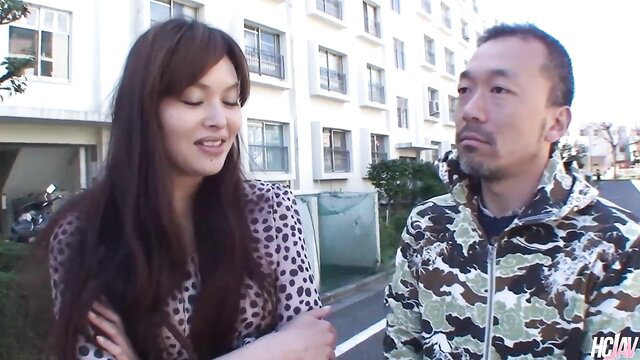 Hitomi Kanou in leopard top chats outdoors with man, JAV preview
