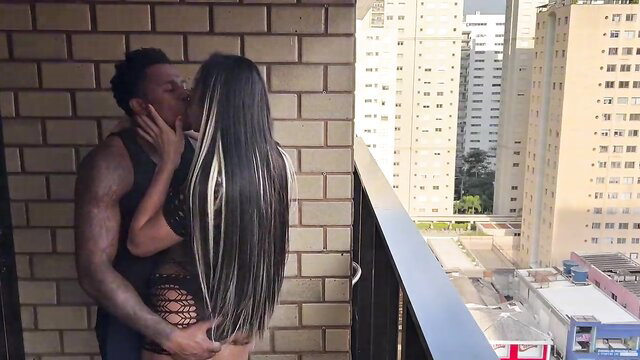 John Rick passionately kisses Eduarda Oliveira's big ass on balcony