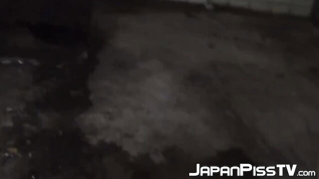 Japanese hotties peeing outdoors behind busy street - Piss Japan TV