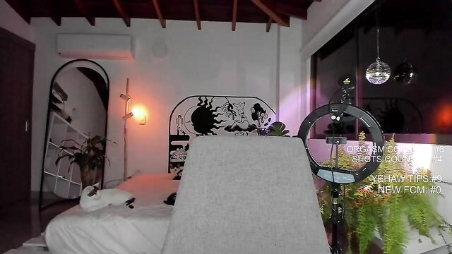 lonelly_lolly98 squirting pussy camshow on bed