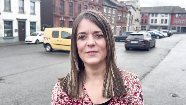 Sevy Moon 44yo from Liège smiling on street in floral dress