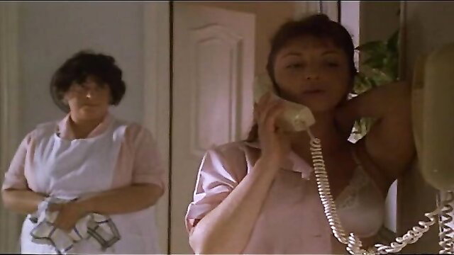 Neus Asensi on phone in lingerie, maid spying, Chechu y familia 1992