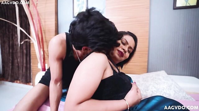 Indian plumper's sexy curves in hot passionate embrace