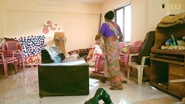 Indian cougar in saree bending over, hot desi milf tease