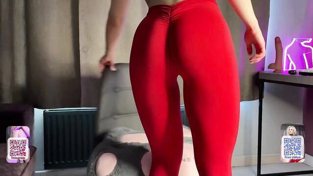 Eminent Eva twerking huge ass in tight red leggings