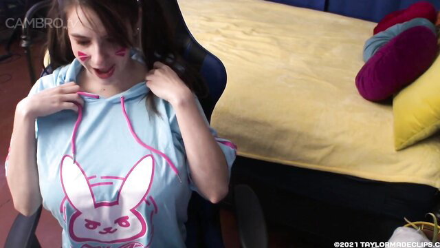 Ziva in bunny hoodie teases breasts hourglass expansion