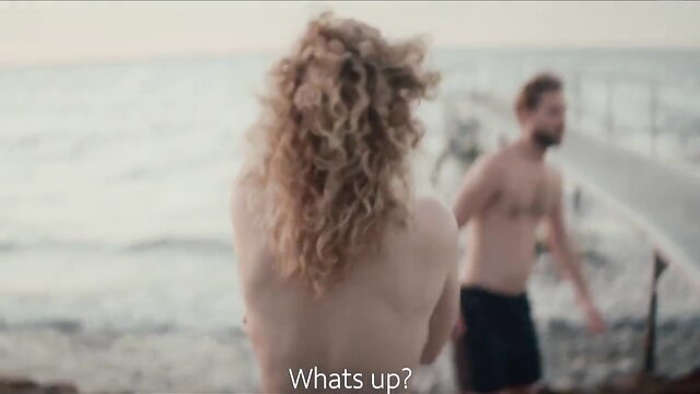 Kat Stephie nude back view beach with topless surfer dude - En af drengene