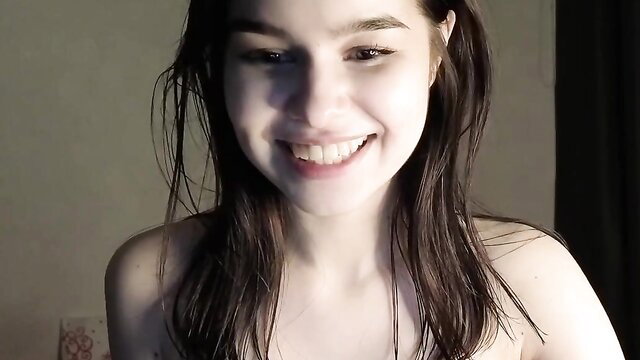 Sladkoezka skinny naked wet girl smiling webcam closeup