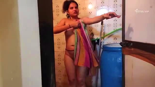 Desi Ansi Bhabhi nude in bathroom wrapping colorful towel