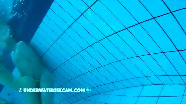 Couple fucking shamelessly in public pool underwater