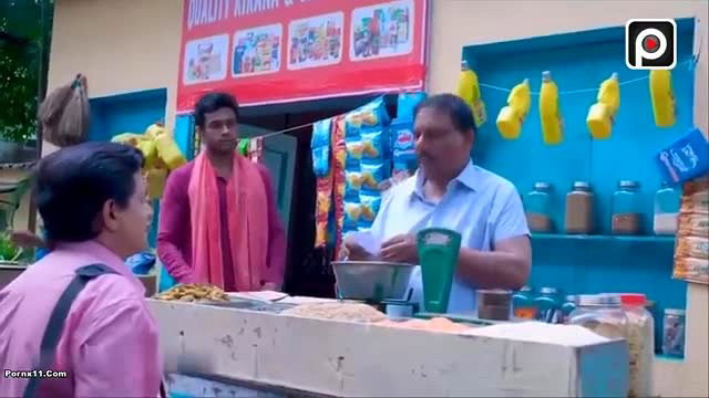 Indian shopkeeper weighs snacks for thirsty neighbors in Pyaasi Padosan S01E01