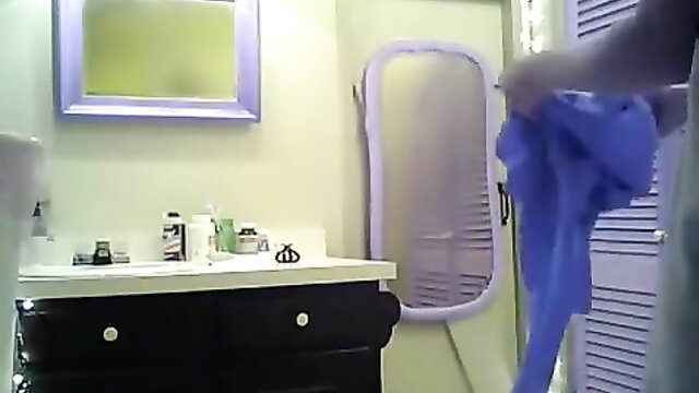 Purple-haired small tits chick undressing in bathroom mirror