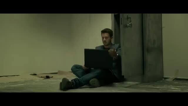 Man in suit on laptop in dark room - Petla s01e03-04 scene