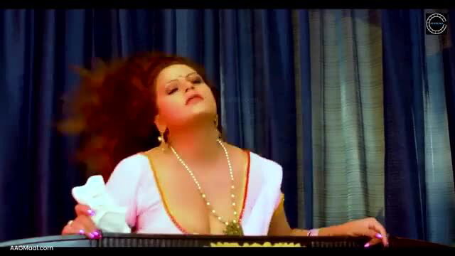 Sapna Sappu hot Indian MILF in deep cleavage saree blouse erotic tease