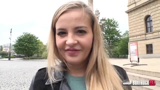 Blonde babe Candy Alexa smiling outdoors before public fuck