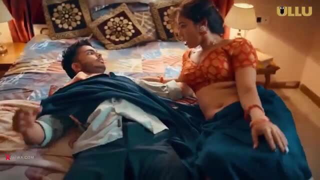Hot Indian couple in bed, saree babe straddles hunk in Sham Ki Betha