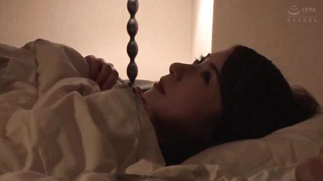 Reika Hashimoto in bed, tense expression, HZGD-105 NTR intruder scene