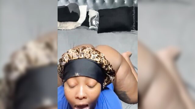 Thick black woman in leopard bonnet twerking huge ass on bed