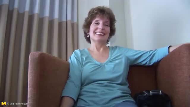 Smiling gilf Amy in blue top, ready to suck cock