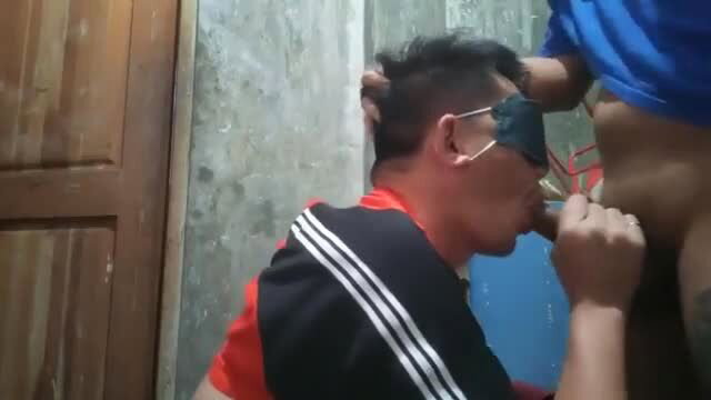 PiercingDaks blindfolded blowjob in kitchen, chupa sa kusina amateur gay
