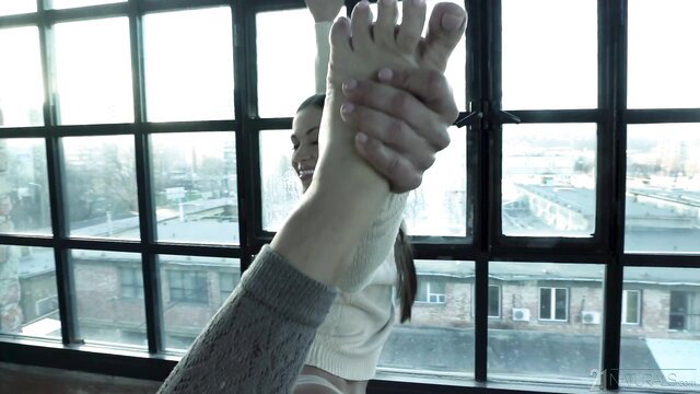 Alyssa Love's bare toes gripped by hand in cumshot foot fetish scene