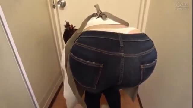 Japanese 出張マッサージ師 big ass in tight jeans bent over door