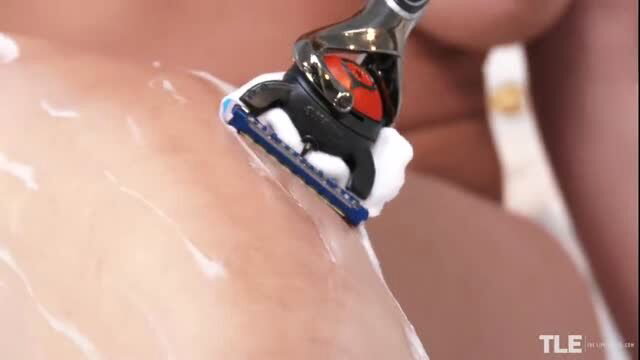 Renata Fox shaves smooth pussy with razor in closeup wet foam