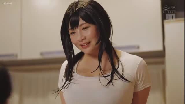 Japanese busty milf in white tank top smiles in kitchen, 出張マッサージ師