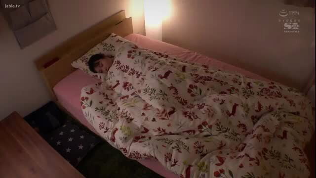 Petite Japanese girl Ogura Nanami sleeping in bed, JAV softcore tease